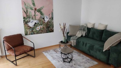 befristet + möbliert: Geschmackvolle, 2-Zi-Wohnung mit gehobener Innenausstattung mit Balkon + EBK