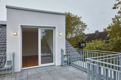 Kernsanierte DG Wohnung im KFW 70EE Haus mit neuer EBK und großer Dachterrasse