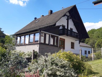 Einfamilienhaus im Grünen mit schönem Wintergarten, Keller, Doppelgarage, Hof und Garten.