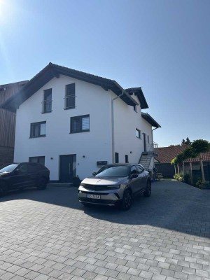 Geschmackvolle, neuwertige 3-Zimmer-DG-Wohnung mit gehobener Innenausstattung mit EBK in Griesstätt