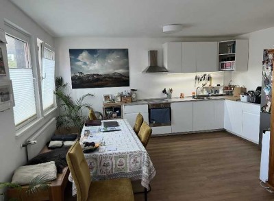 Vollständig renovierte 2-Raum-Wohnung mit Balkon und Einbauküche in Bad