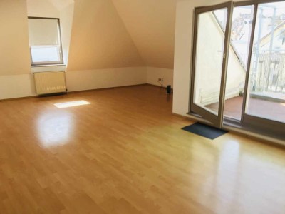 Geschmackvolle, gepflegte 2-Raum-DG-Wohnung mit Einbauküche in Mainz