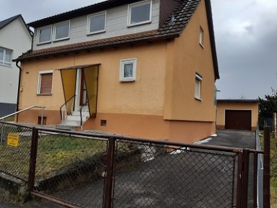 gepflegtes Haus mit großem Garten ca 1000qm in Birkenfeld EG 3.5 Zimmer Küche Bad (Dusche) Gäste WC  .hochwertige Laminat Böden DG 2 Zimmer Küche Bad großer  Balkon Einbauschränke