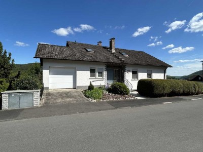 Großzügiges Wohnhaus mit drei separaten Wohneinheiten und schönem Grundstück in ruhiger Lage