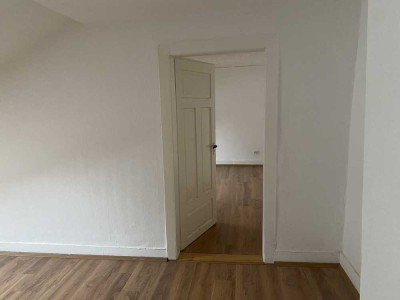 Attraktive, sonnige 2-Zimmer-Dachgeschosswohnung mit EBK -- Besichtigung: Mo. 6. Okt. 14 - 17.30 Uhr