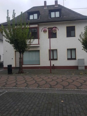 Geräumiges Mehrfamilienhaus in der Bad Hönninger Fußgängerzone mit Garten und 4 Stellplätzen