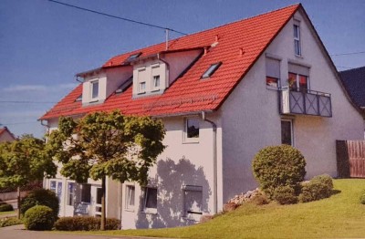 Helle 2,5-Zimmer Wohnung mit französischem Balkon und Studio im Dachgeschoß in Reutlingen