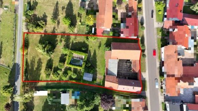 teilsanierter Vierseitenhof mit großem Garten in Ortsrandlage