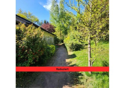 Geräumige Parterre-Eigentumswohnung mit eigenem Grundstück und Stellplätzen in ruhiger Ortsrandlage