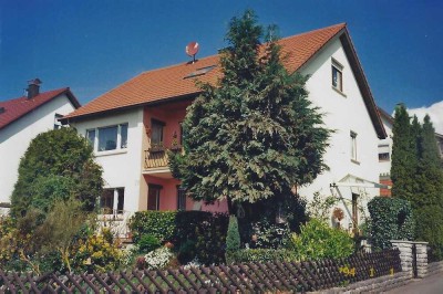Gepflegte, ruhige und schöne 3-Zimmer-Wohnung am Ortsrand mit Balkon und EBK in Mötzingen