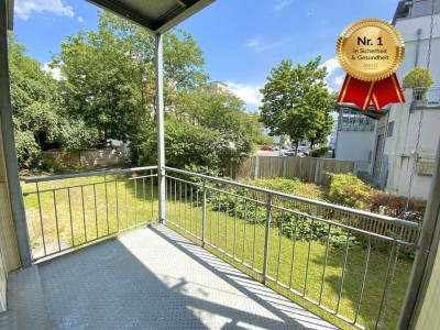 Sonniger Balkon, moderne Einbauküche und Tageslichtbad