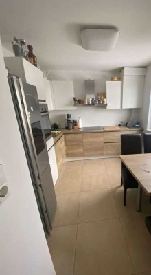 Stilvolle, modernisierte 2-Raum-Wohnung mit gehobener Innenausstattung mit Balkon und EBK in Rodgau