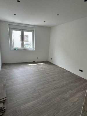 Neusanierte zwei 3-Zimmer Wohnungen und zwei 4 1/2-Zimmer Wohnungen