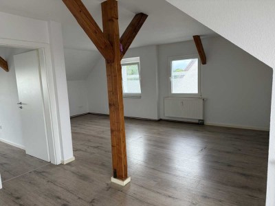 schöne, helle 110 qm 4 Zi. Dachgeschosswohnung mit Balkon und Einbauküche