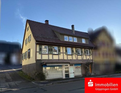 Großzügiges, gepflegtes Wohnhaus mit Laden- oder Lagerfläche.