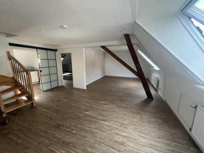 Charmante 3,5-Zimmer-Dachgeschoss-Maisonettewohnung mit Einbauküche und Stellplatz