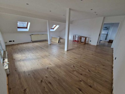 Frisch Renoviert! Tolle DG-Wohnung mit Terrasse und Tiefgaragenplatz