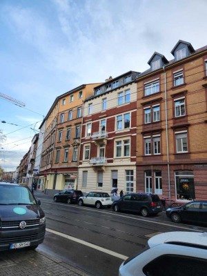 Stilvolle, gepflegte 3-Zimmer-Terrassenwohnung mit geh. Innenausstattung mit Balkon und EBK