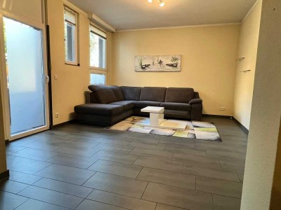 Schöne 2-Zimmer-Hochparterre-Wohnung mit gehobener Innenausstattung mit kleiner Terrasse in Mülheim