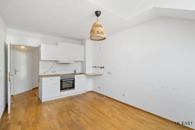 Helle Dachgeschosswohnung mit 2 Zimmern in Toplage beim Kardinal-Nagl-Platz