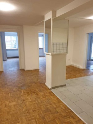 Neu renovierte 4-Zimmerwohnung-Küche-Bad