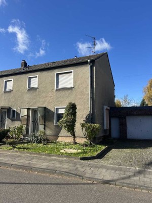 Sanierungsbedürftige Doppelhaushälfte mit guter Aufteilung, Garage und 400 m² Grundstück