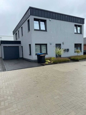 Exklusive, neuwertige 3-Zimmer-EG-Wohnung mit gehobener Innenausstattung mit Garten