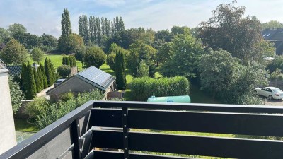Sanierte Etagenwohnung mit EBK,Balkon und PKW-Stellplatz: freundliche 2-Zimmer-Wohnung in Mülheim