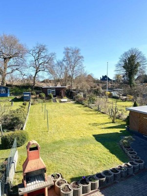 Saniertes Haus mit traumhaften Garten - zwei neue EBK + Garage + Gartenhaus