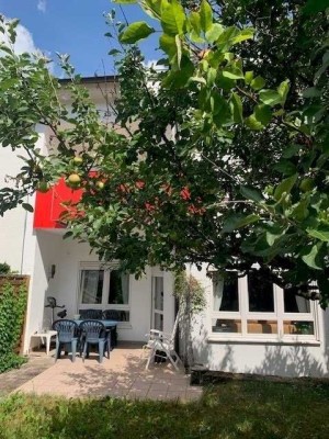 ..ein Familienhaus mit einer Einliegerwohnung in Tübingen-Hirschau...