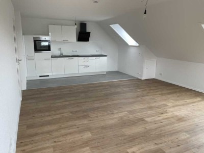 Sanierte helle 2 Zi DG Wohnung mit EBK