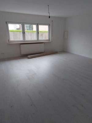 Modernisierte 3-Raum Wohnung im Souterrain mit EBK, Wintergarten und Balkon