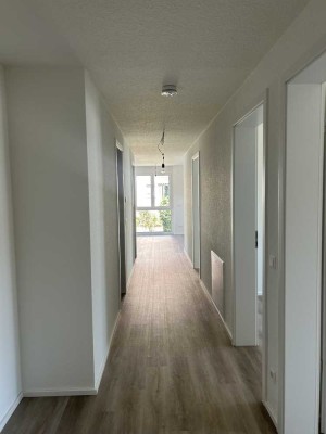 Erstbestbezug: attraktive 4 Zimmer-Etagenwohnung mit Sonnenbalkon, 2 TG-Stellplätze, Keller, u.v.m.