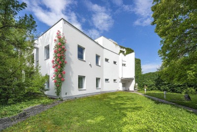 WOHNEN - STADTHAUS mit GARTENANLAGE beim STADTPARK! Nordisches Design | Vielfältige Gestaltungsmöglichkeiten | 3 Garagen | Dachterrasse mit Panoramablick