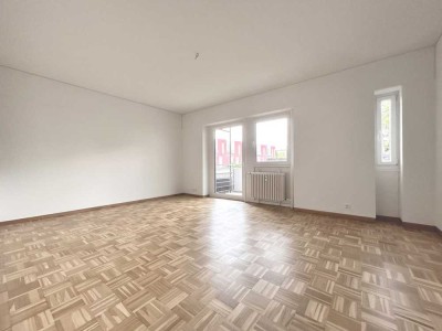 7281 - Renovierte 3-Zimmerwohnung mit 2 Balkonen am Staatstheater!