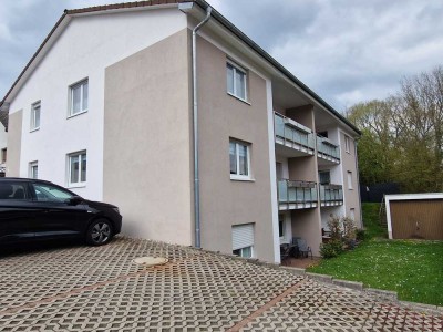 Herrliche EG Wohnung mit Balkon in ruhiger Lage, komplett saniert