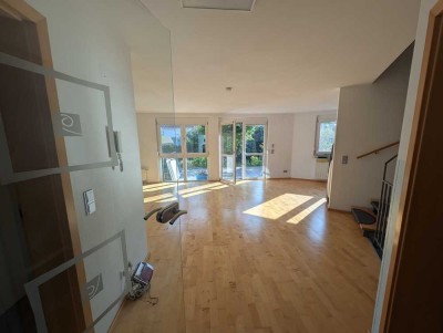 großes Einfamilienhaus mit Garten und Garage