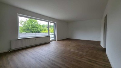 Erstbezug nach Sanierung mit Balkon und Einbauküche: Stilvolle 4-Raum-Wohnung in Seevetal-Hittfeld