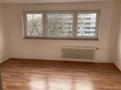 Vollständig renovierte Wohnung mit zwei Zimmern sowie Balkon und Küchenzeile in Konstanz