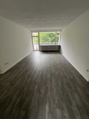 Schöne 2,5 Zimmer Wohnung mit Balkon