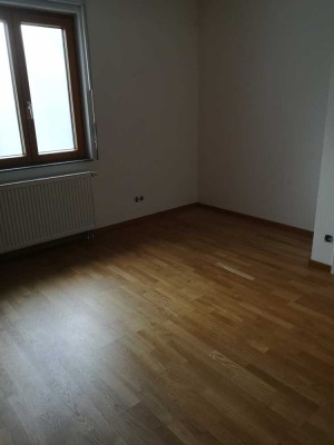 610 € - 45.7 m² - 2 Zimmer, Bad/WC mit Badewanne, kleine Küche mit kleinem Balkon, sep. Abstellraum