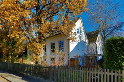 Großzügig und ruhig wohnen, 5-Zi, plus Essdiele, 2 Bäder, 2 Garagen, eigener Garten