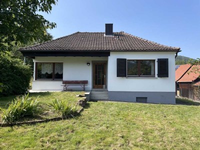 Wohnen im Grünen: EFH im Bungalowstil mit herrlich großem Grundstück!