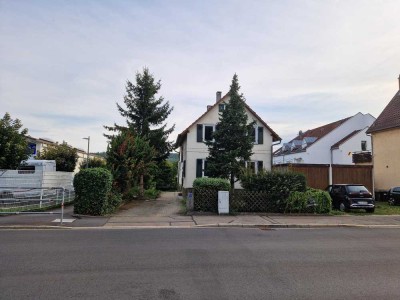 Dreifamilienhaus mit Sanierungsbedarf auf großem Grundstück in ES-Zell