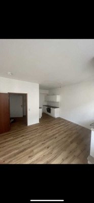 Vollständig renovierte 1-Zimmer-Wohnung mit Balkon und Einbauküche in Leipzig