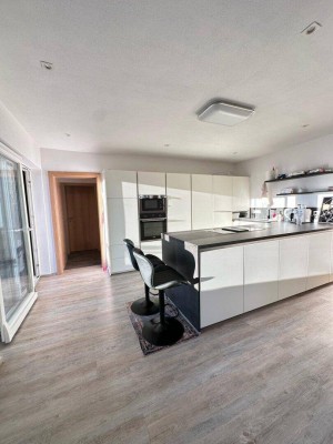 Modernes Einfamilienhaus mit Garage