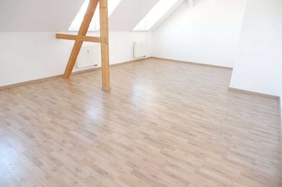 TOP Whg. im Dachgeschoss = 3.OG / Laminat / inkl. EBK !