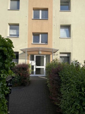 Vollständig renovierte Wohnung mit drei Zimmern sowie Balkon und EBK in Köln