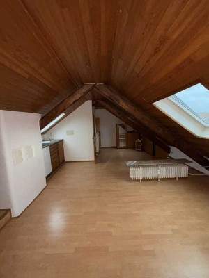 35m² Dachgeschoß-Wohnung m. Klimagerät