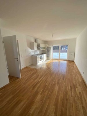 Modern und schick: große 2 Zi.-Whg. mit Balkon in begrünter Lage